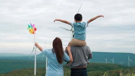 Konzept-Einer-Progressiven,-Glücklichen-Familie,-Die-Ihre-Zeit-Auf-Dem-Windkraftpark-Genießt