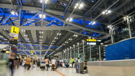 Time-Lapse-of-Tourists-in-Suvarnabhumi-Airport