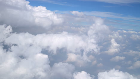 Weiße-Wolke-Vom-Flugzeugfensterpassagier.