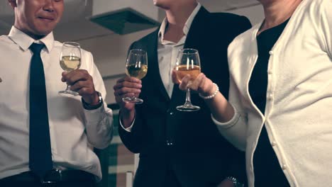 Erfolgreiche-Geschäftsleute-Trinken-Wein-Und-Champagner-Beim-Abendessen-Im-Ballsaal.