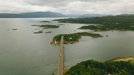 Verbindung-Des-Schottischen-Hochlandes-Mit-Inseln:-Luftaufnahme-Der-Skye-Bridge,-Kyle-Of-Lochalsh-Und-Loch-Alsh-In-Schottland,-Vereinigtes-Königreich