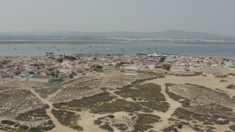 Siedlungen-Am-Wasser-Auf-Der-Insel-Armona-An-Der-Algarve,-Portugal