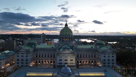 Sunset-over-Pennsylvania-Capitol-in-Harrisburg,-PA