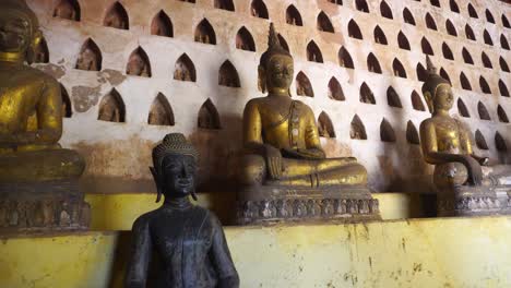 Estatuas-De-Buda-De-Bronce-Y-Oro-En-Wat-Si-Saket-En-Vientianne,-Laos.