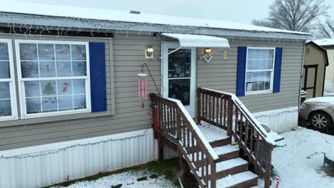 American-mobile-home-decorated-for-Christmas-during-white-winter-wonderland-snow-storm