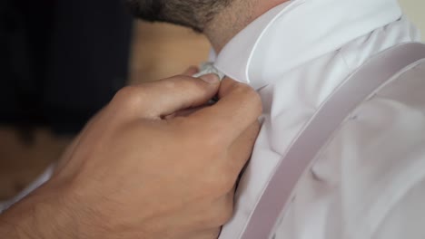 Nahaufnahme-Eines-Mannes,-Der-Die-Krawatte-Des-Bräutigams-Für-Den-Hochzeitstag-Repariert