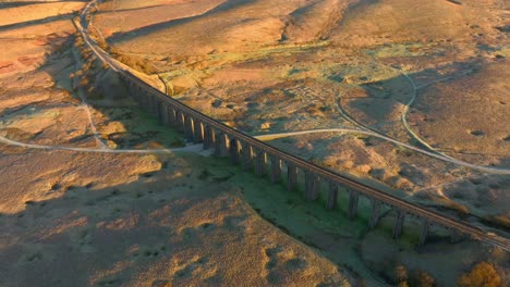 Eisenbahnbrückenviadukt-überquert-Karges-Englisches-Moorland-Im-Winter-Bei-Sonnenaufgang