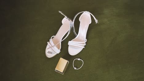 Hochzeitsset-Der-Braut,-Schuhe,-Parfüm-Und-Armband