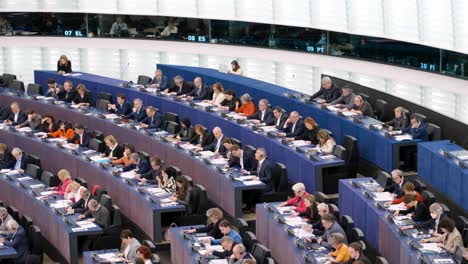 Votación-Del-Parlamento-Europeo-Durante-La-Sesión-Plenaria-De-La-UE-En-Estrasburgo,-Francia---Vista-De-Perfil
