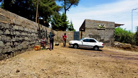 Jóvenes-Lavando-Autos-En-Kenia,-Pueblo-Rural-De-Kenia-Con-El-Kilimanjaro-Al-Fondo