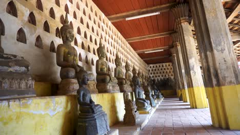 Vista-Interior-Mirando-Filas-De-Estatuas-De-Buda-En-Wat-Si-Saket-En-Vientianne