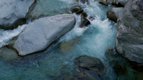 Un-Poderoso-Flujo-Torrencial-Corre-Sobre-Las-Rocas-Gigantes-En-El-Pueblo-De-Cavergno,-Suiza