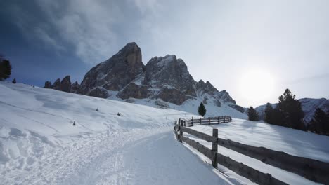 Breathtaking-view-of-Putia-Peitlerkofel-mountain,-snow-covered-landscape,-day