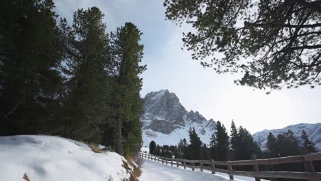 Caminando-Por-Un-Sendero-Nevado-En-Un-Día-Soleado-Con-La-Montaña-Peitlerkofel-Al-Fondo