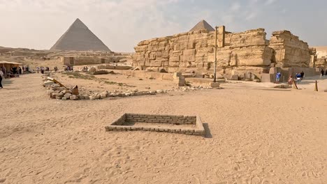 Turista-Fuera-Del-Famoso-Museo-De-La-Pirámide-Egipcia