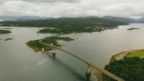 Hochland-Aus-Der-Luft:-Die-Skye-Brücke,-Die-Sich-über-Den-Loch-Alsh-Zur-Isle-Of-Skye-An-Der-Westküste-Schottlands-Im-Vereinigten-Königreich-Erstreckt