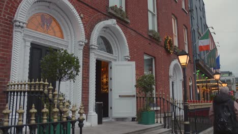 Die-Fassade-Des-Harcourt-Hotels-Ist-Mit-Weihnachtsschmuck-In-Dublin,-Irland,-Geschmückt