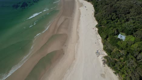 Clarkes-Beach-An-Der-Byron-Bay-–-Sandstrand-Mit-Blick-Auf-Den-Pass-Und-Den-Aussichtspunkt-Der-Fischer
