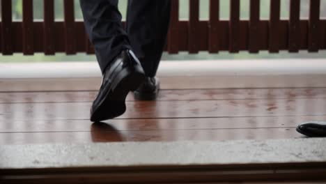 Hombre-De-Negocios-Con-Zapatos-Formales-Clásicos-Negros-Caminando-Con-Confianza