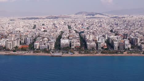 Toma-Aérea-Ajustada-De-Una-Vivienda-Frente-Al-Mar-En-Atenas,-Grecia