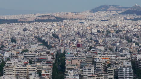 Enge-Luftaufnahme-Weitläufiger-Weißer-Athener-Gebäude-Und-Der-Akropolis-Im-Hintergrund