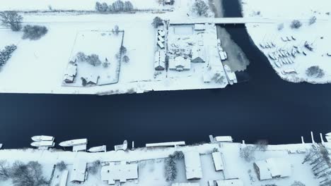 Luftaufnahme-Südseite-Des-Dorfes-Am-Fluss-Im-Winter