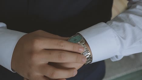 groom's-preparing-his-watch-close-up