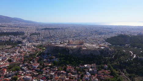 Breite-Kreisende-Luftaufnahme-Des-Seitenprofils-Der-Athener-Akropolis