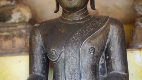 Estatua-De-Bronce-De-Buda-En-Wat-Si-Saket-En-Vientiane,-Laos.