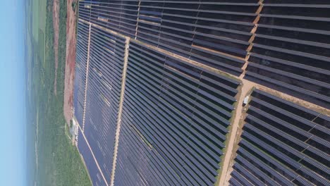Vertikaler-Rückflug-über-Einen-Großen-Solarpark-Mit-Einheiten-In-La-Romana,-Dominikanische-Republik