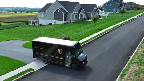 UPS-Lieferwagen-Fährt-Rückwärts-In-Die-Einfahrt-Eines-Wohngebiets,-Um-Ein-Großes-Paket-Auszuladen
