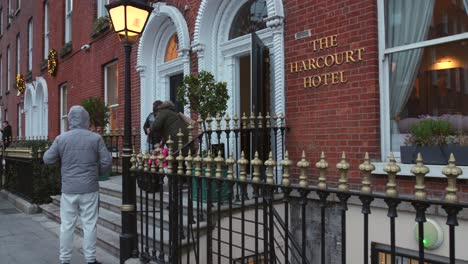 La-Gente-En-El-Hotel-Harcourt-En-El-Centro-De-La-Ciudad-De-Dublín,-Irlanda