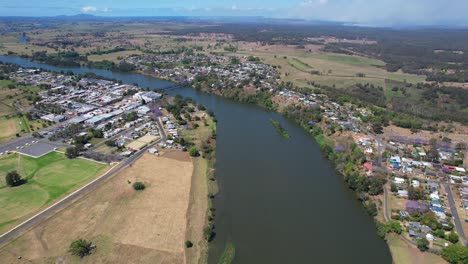 Aerial-View-Of-Macleay-River-And-Kempsey-Bridge-In-The-Town-Of-Kempsey,-NSW,-Australia