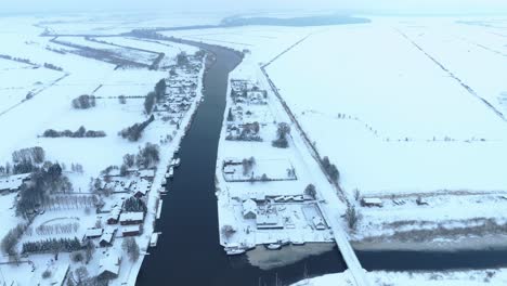 Luftaufnahme:-Das-Dorf-Liegt-Im-Winter-In-Der-Nähe-Des-Flusses