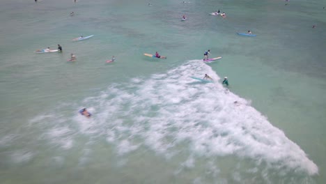 Surfer-Fangen-Perfekte-Wellen-In-Unberührten-Gewässern,-Während-Eine-Drohne-Die-Szene-Von-Oben-In-Der-Idyllischen-Umgebung-Hawaiis-Einfängt