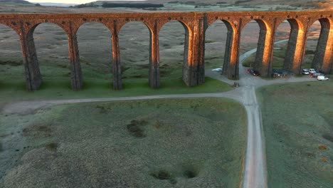 Arcos-Del-Viaducto-Del-Puente-Ferroviario-Captando-La-Luz-Del-Amanecer-En-Invierno