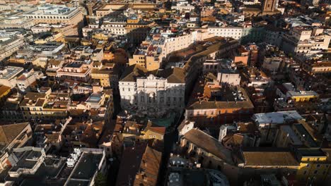 Hohe-Luftaufnahme-über-Dem-Trevi-Brunnen-In-Der-Innenstadt-Von-Rom,-Italien