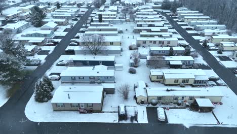 Luftaufnahme-Eines-Verschneiten-Wohnmobilparks-Mit-Gepflegten-Häuserreihen-Und-Straßen