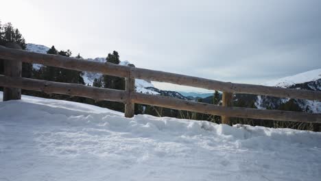 Sendero-Cubierto-De-Nieve-En-Las-Montañas-Dolomitas,-Sendero-De-Escalada-Putia-En-Invierno