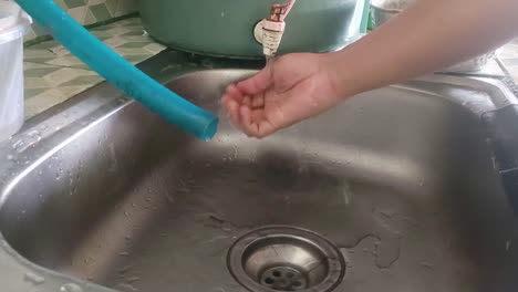 Blick-Auf-Das-Händewaschen-Aus-Nächster-Nähe