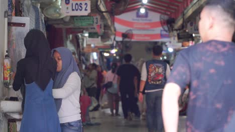 Menschen-Kaufen-Auf-Dem-Traditionellen-Beringharjo-Markt-In-Yogyakarta-Ein