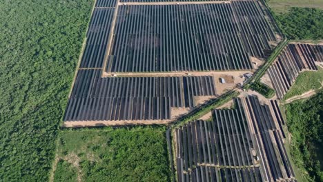 Luftaufnahme-Aus-Der-Vogelperspektive-über-Dem-Photovoltaikpark-In-La-Romana-An-Einem-Sonnigen-Tag,-Dominikanische-Republik
