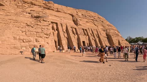 Panorama-Zeitlupe-Eines-Touristen,-Der-Vor-Dem-Berühmten-ägyptischen-Museum-Steht