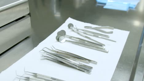 Schwenk-Der-Kompletten-Kieferorthopädenausrüstung-In-Der-Zahnarztpraxis