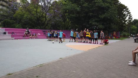 Kleine-Kinder-Im-Parkstadion-Feiern-Elfmeter-Fußballsieg-In-Der-Lateinischen-Stadt-Buenos-Aires,-Argentinien