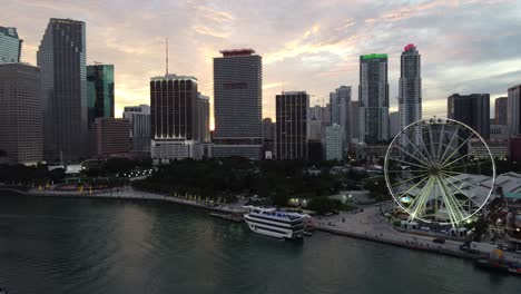 Sonnenuntergang-über-Der-Skyline-Der-Innenstadt-Von-Miami