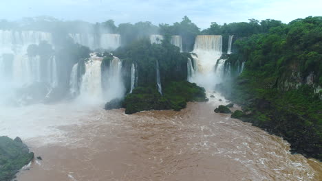 Un-Fascinante-Grupo-De-Cascadas,-Parte-Del-Majestuoso-Conjunto-De-Las-Cataratas-Del-Iguazú