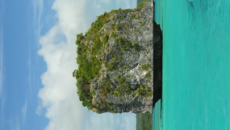 Berühmte-Schwimmende-Felsen-In-Der-Upi-Bucht,-Insel-Der-Kiefern,-Vertikale-Sicht-Vom-Kanu-Aus