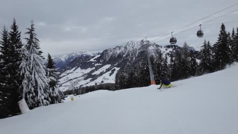 Esquiador-Profesional-Esquiando-Por-Una-Pendiente-Pronunciada,-Austria
