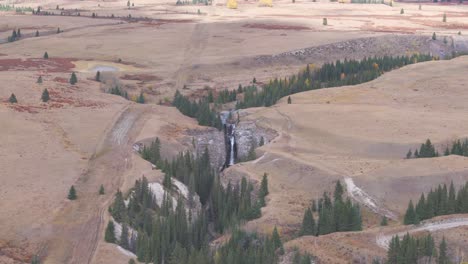Eine-Weitwinkelansicht-Des-Bighorn-Wasserfalls-Auf-Der-Ya-Ha-Tinda-Ranch-In-Alberta,-Kanada,-In-Der-Nähe-Des-Banff-Nationalparks